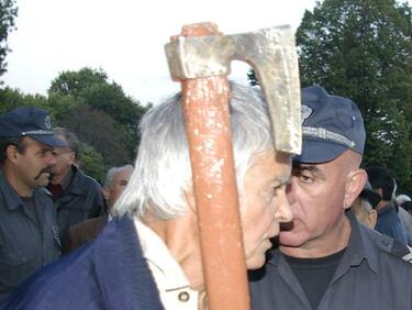 ﻿Групи от Кърджали и с. Вишеград се трепят с брадви на пазара
