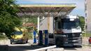 ТИР събори козирка на бензиностанция във Варна