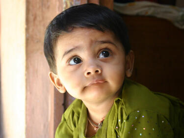 В Индия хвърлят бебета от покрива за здраве