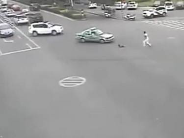 Дете изпадна от движеща се кола, баща му скочи след него