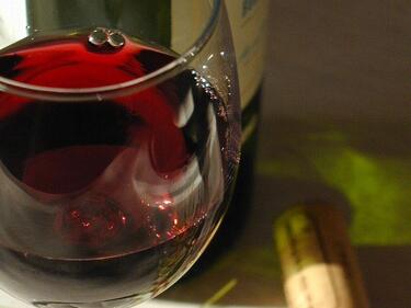 Ваканция на Сардиния с чаша вино в ръка