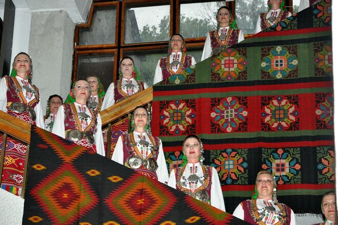 Ревю с традиционни носии
