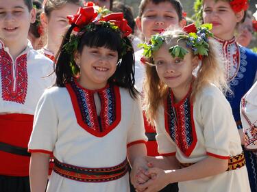 Деца в риск творят театър в лятна академия в Широка лъка