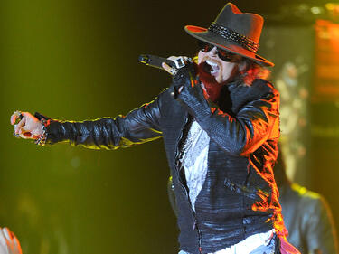 Guns N' Roses искат квадратна диня зад сцената
