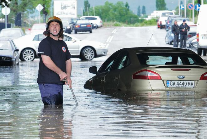 След земетресението ни удави порой*
