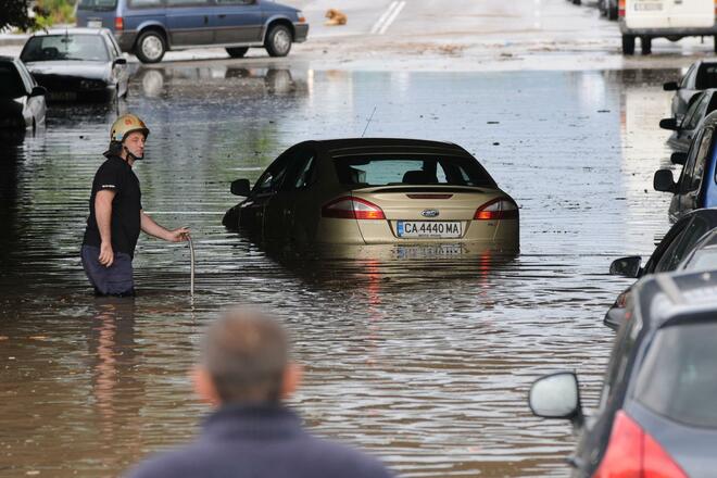 След земетресението ни удави порой*