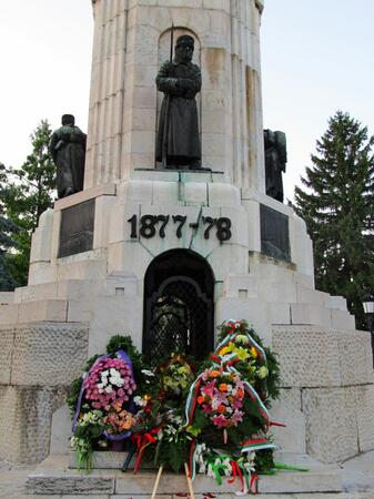 Короната на паметника "Майка България" във Велико Търново ще бъде позлатена. Община Велико Търново вече я свали от паметника, който е в центъра на града и е един от неговите символи
