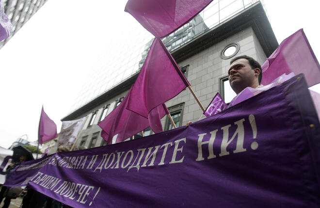 Железничарите протестираха под дъжда