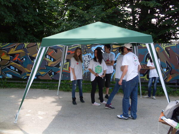 Туистър, боди-арт, рисунки върху чаршаф - децата в Търново празнуват

