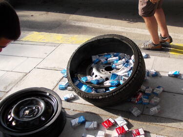 Хванаха нелегални цигари, скрити в гумите на кола