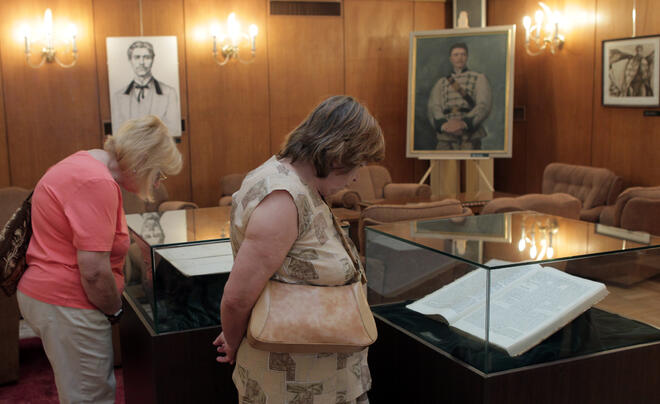 Изложиха косите на Апостола в Народното събрание