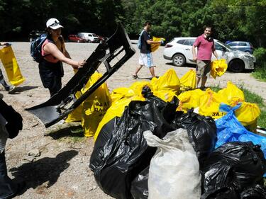 2200 доброволци събраха 10 тона отпадъци от природните паркове
