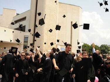 Студенти от 19 държави се дипломират в Американския университет