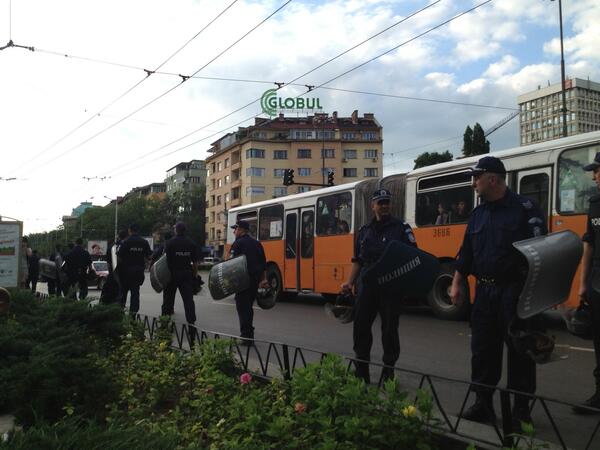 Бой между полиция и демонстранти на протеста срещу Закона за горите*