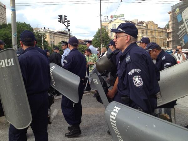 Бой между полиция и демонстранти на протеста срещу Закона за горите*