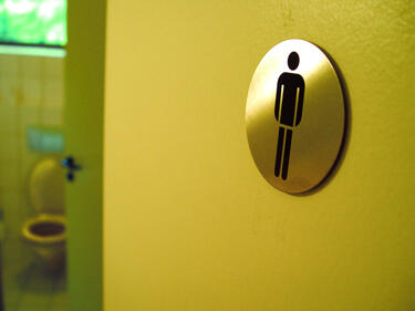 Нови правила за мъже как да ходят до тоалетна      
