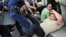 Борисов ще уволнява полицаи, които посегнат на протестиращи
