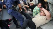 Борисов ще уволнява полицаи, които посегнат на протестиращи
