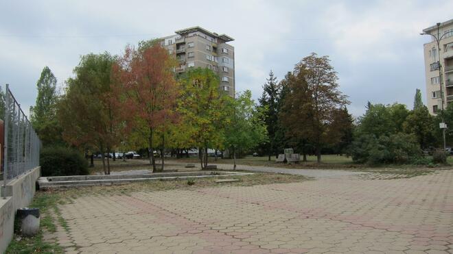 Градинка в квартал "Хиподрума" е единият обект, който предстои да се облагороди това лято.