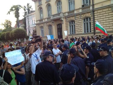 Игра на гоненица в центъра на София между протестиращи и полиция* 