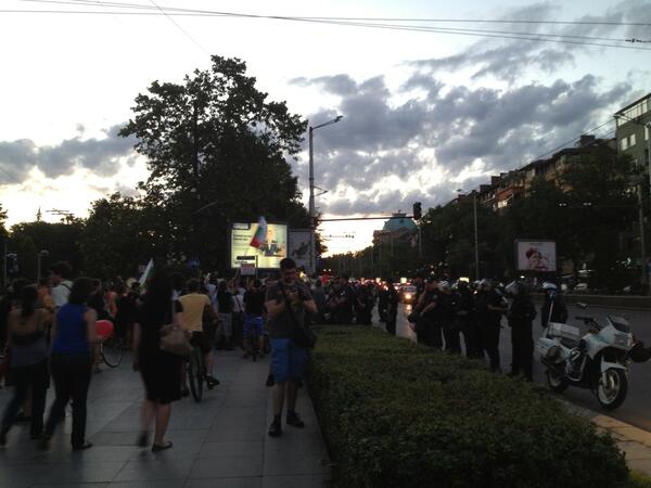 Игра на гоненица в центъра на София между протестиращи и полиция* 