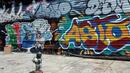 Графити украсиха магазини в мадридски квартал
