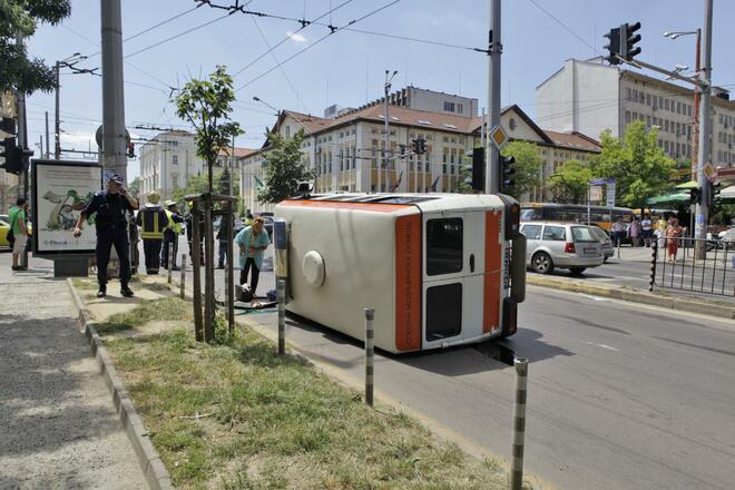 Обърнатата линейка запуши булевард "Васил Левски" 