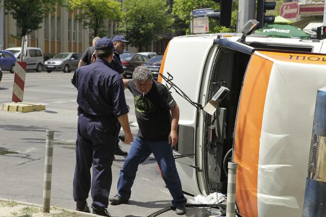 Линейка и кола на НСО катастрофираха в София