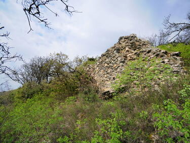Средновековна крепост край Балък Дере тъне в забрава