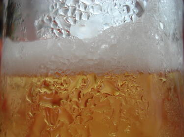 Може ли чашата с бира да е винаги с пяна?