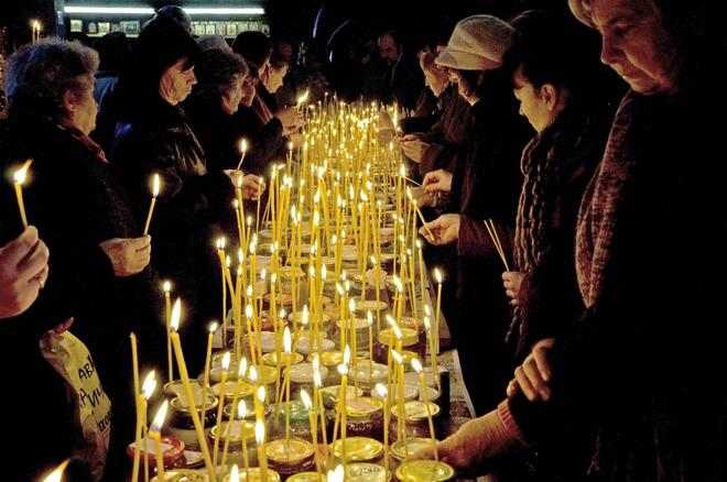 Бурканчета с мед освещават в църквите