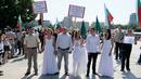 Младоженци и свещеник подкрепиха анти-гей протеста на националистите