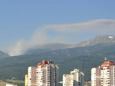 Пожарът във Витоша продължава да бушува