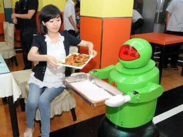 В Китай отвориха ресторант, обслужван от роботи