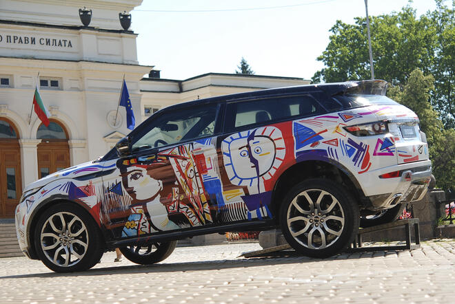 Изрисуван Range Rover се разходи по жълтите павета