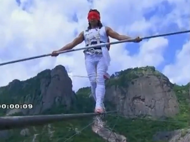 Китаец оцеля след падане от 200 метра