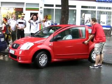 Пияни германци помагат на жена да паркира
