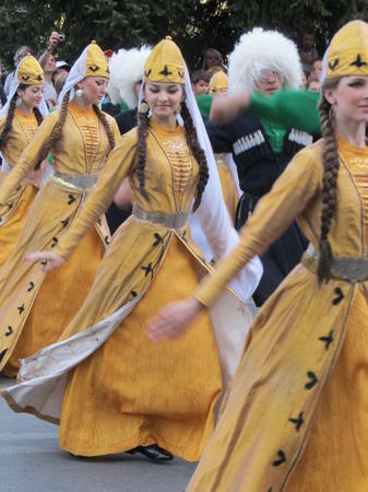 Посланията на ансамбъл "Казбек", изразени в носия и танц
