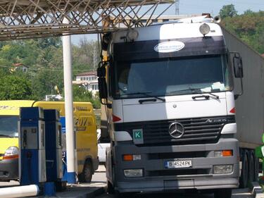 ТИР се заби в блок в Карнобат