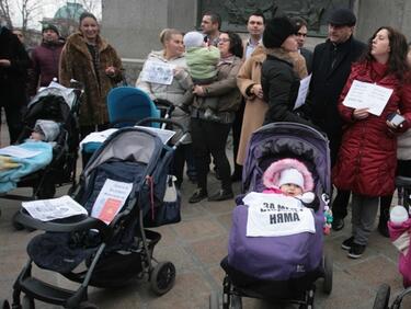 Протестиращи майки: Защо депутатите увеличиха заплатите си, но не и майчинските