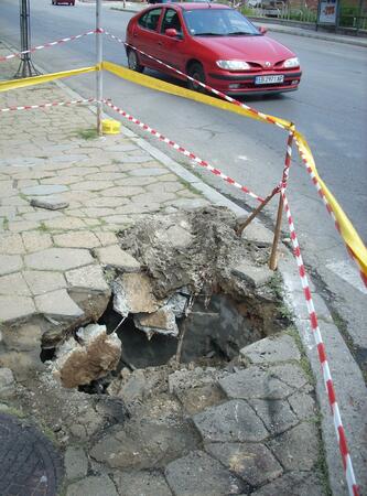 Дупка зейна в центъра на Търново