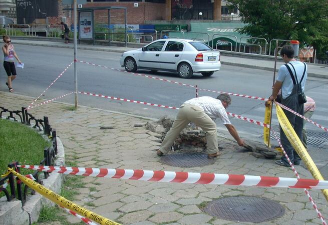 Дупка зейна в центъра на Търново