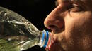 Пием повече вода и по-малко безалкохолни напитки 