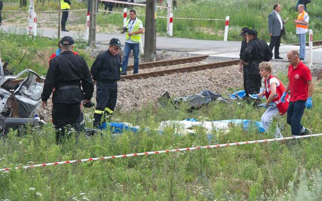 Деветима загинаха при катастрофа между влак и микробус в Полша