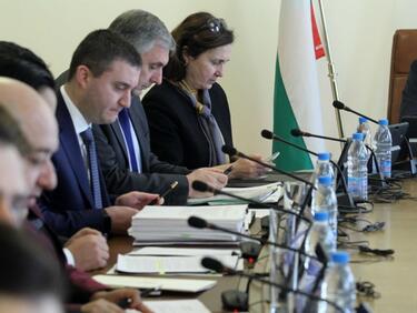 Правителството прие 1622 решения през 2015 година