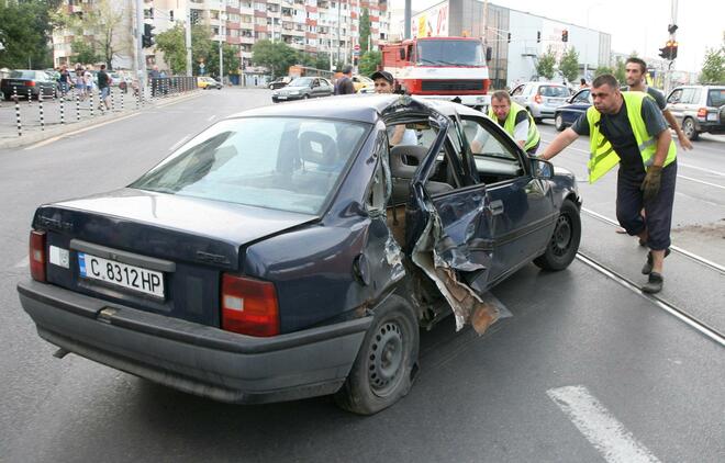 Opel Vectra се вряза в трамвай