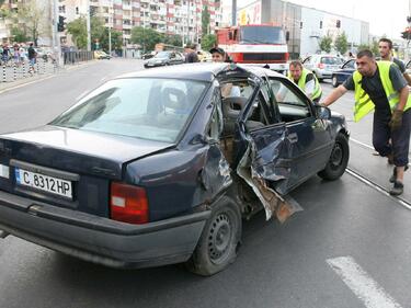 Opel Vectra се вряза в трамвай