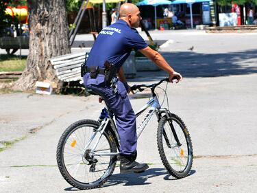 Полицаи на велосипеди ще патрулират в столични паркове