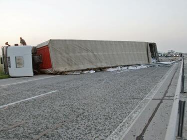 Временно е затворен пътят от Сливен до Петолъчката