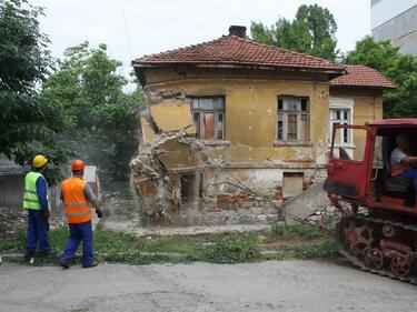 Още една опасна къща събориха във Видин